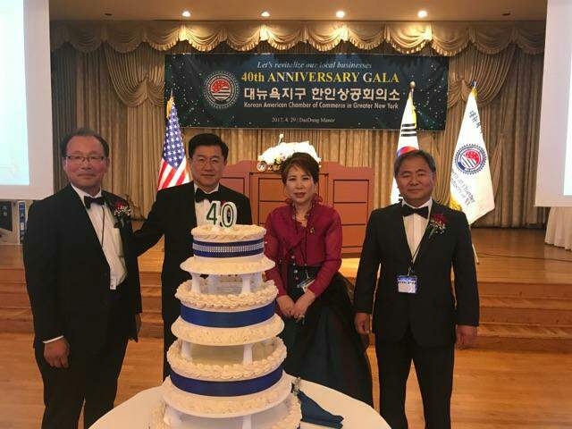 <사진 : 왼쪽 첫번째 김선엽 뉴욕 한인 상공회의소 회장>
