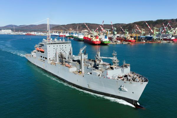 사진: 6일 울산 HD현대중공업 중형선 사업부 인근 부두에서 미 해군 소속 ‘USNS 앨런 셰퍼드’ 함이 정기 정비를 마치고 출항하는 모습