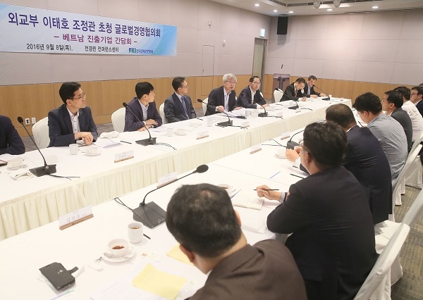전경련은 8일 컨퍼런스센터에서 삼성전자, LG전자 등 배트남 진출 주요 기업 관계자 15여명이 참석한 가운데,‘베트남 진출기업 간담회’를 개최했다 (사진제공: 전국경제인연합회)