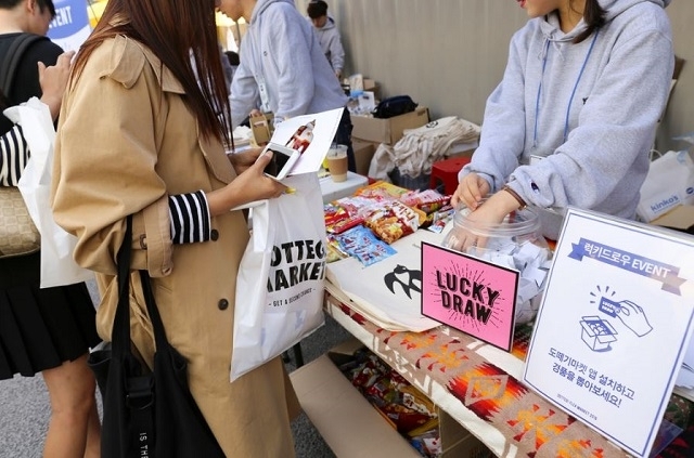 ▲럭키드로우 이벤트에 참여하는 모습