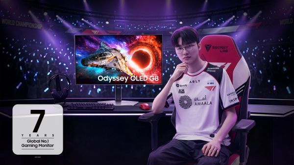 T1 선수단 소속 ‘페이커’가 7년 연속 글로벌 1위를 차지한 삼성전자 게이밍 모니터를 소개하고 있다