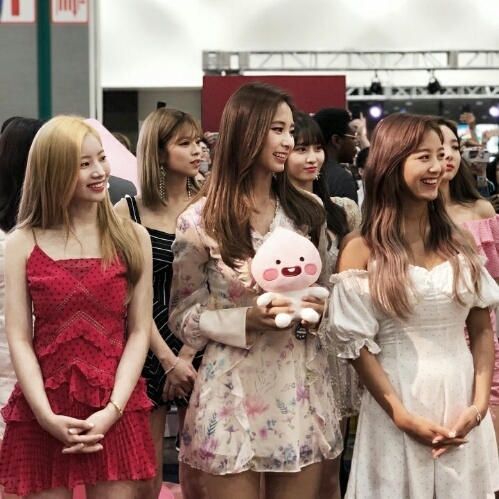 카카오프렌즈_케이콘(KCON) 카카오프렌즈 부스 찾은 트와이스